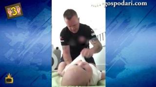 Баща сменя памперса на бебе (ВИДЕО)