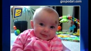 Сладко бебе сменя настроенията си за секунди (ВИДЕО)