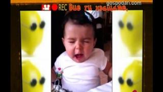 Бебе яде лимони с усмивка