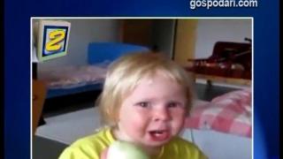 Бебе яде лук с усмивка на уста