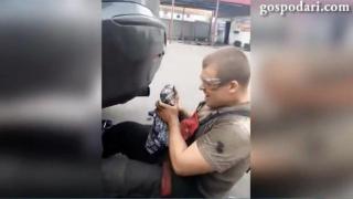 Смелчага запушва ауспуха на автомобил (ВИДЕО)