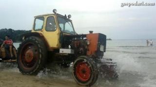 Трактор с две каруци минава по български плаж (ВИДЕО)