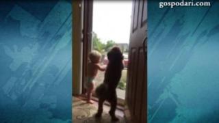 Бебе и куче се радват, че татко се прибира (ВИДЕО)