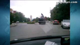 Общински паяк с превишена скорост в града, до училище и пред патрулка
