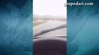 Шофьор на камион кара бясно при дъжд и ремонт (ВИДЕО)