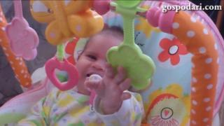 Бебе Емилия се смее уникално (ВИДЕО)