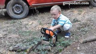 Бебе с моторна резачка имитира тати (ВИДЕО)