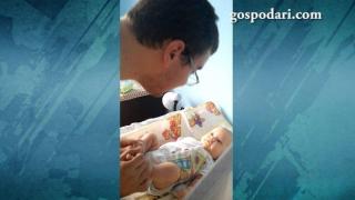 Грижовен тати подготвя бебе за баня (ВИДЕО)