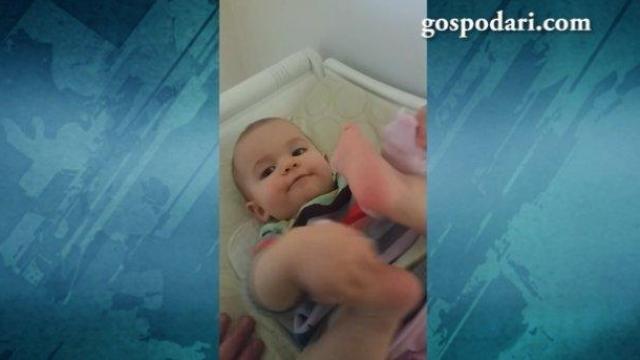 Бебе се бори с чорапите (ВИДЕО)