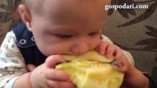 Бебешки зъбки се борят с ябълка (ВИДЕО)