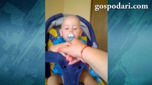 Бебе заспива, докато държи ръката на мама