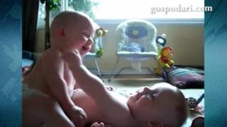 Бебета близнаци играят заедно