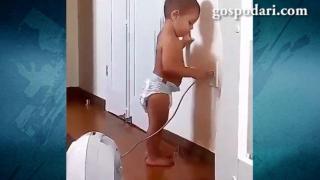 Сладко бебе се плаши от включената прахосмукачка (ВИДЕО)
