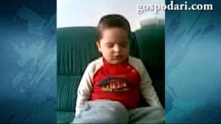 Бебе заспива на дивана, докато се сърди (ВИДЕО)