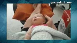 Механично бебе показва на тати какво е синхрон