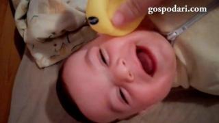 Забавната игра между баща и бебе