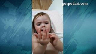 Бебе пее и говори на собствен език