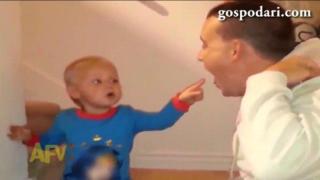 Тати показва фокус на бебе (ВИДЕО)
