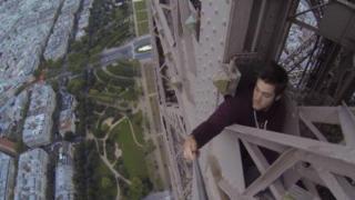 Британец изкачи Айфеловата кула без предпазни въжета