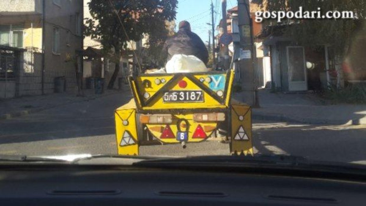 Учебна каруца се движи по българските пътища