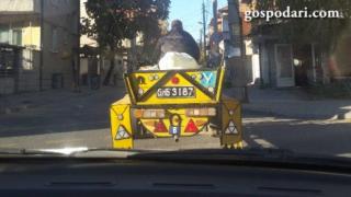 Учебна каруца се движи по българските пътища