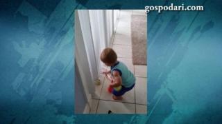 Бебе тенисист се подготвя за тренировка