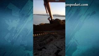 Собственик на бар "бере" пясък от морското дъно (ВИДЕО)