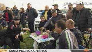 Футболен мач със салата, мезе и още нещо