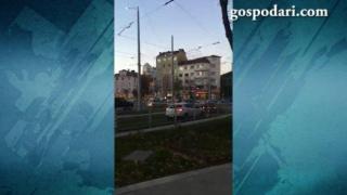 Коли по тротоара и зелените трамвайни релси на Руски паметник (ВИДЕО)