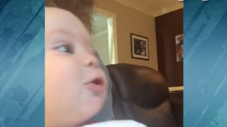 Бебе имитира куче (ВИДЕО)