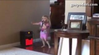 Талантлива сладуранка, която може и да пее, и да танцува (ВИДЕО)