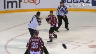 Бой на хокей мач (ВИДЕО)