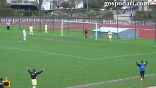 Футболист се облекчава зад вратата по време на мач