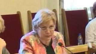 Менда Стоянова предлага по-скъпи паркоместа, за да намалеят колите в София