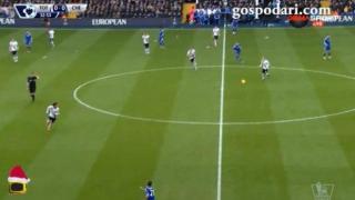 Разсеяният Сеск Фабрегас подава на страничния съдия