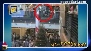 Момче се бори с коледна елха