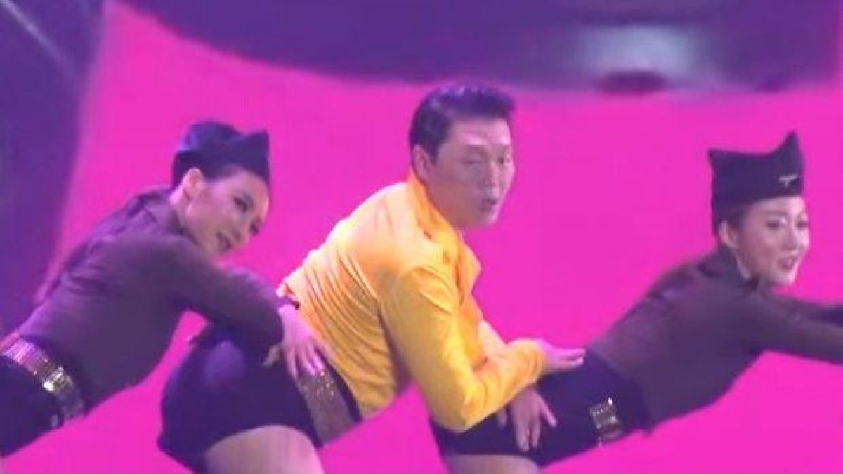 PSY показва нечовешки танцови умения в чорапогащи