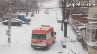 Линейка се мъчи на непочистена улица (ВИДЕО)