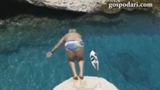 Куче и неговият стопанин демонстрират невероятен скок във вода