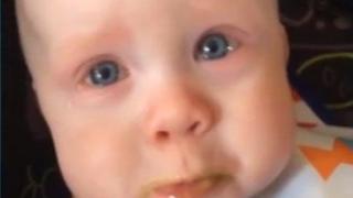 Майка разплаква бебе с песен (ВИДЕО)