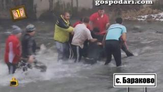 Шоу от Йордановден с мятането на кръста в реката