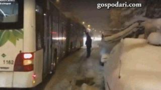 Мъките на градския транспорт в снега (ВИДЕО)