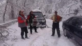 Хора празнуват отварянето на път (ВИДЕО)