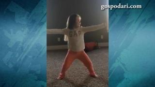 Невероятен тандем: Куче и момиче правят шоу за мама