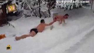 Студена бира и карти на снега при -15 градуса