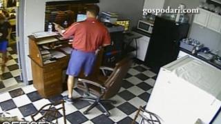 Смешки и гафове, хванати от охранителни камери (ВИДЕО)
