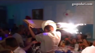 Ето така не се носи торта (ВИДЕО)