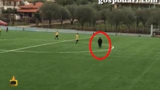 Баба отива на пазар, прекъсвайки футболен мач