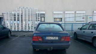 Тарикат паркира на две места за хора с увреждания?