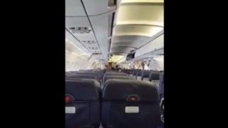 Самолет кацна принудително след експлозия на борда